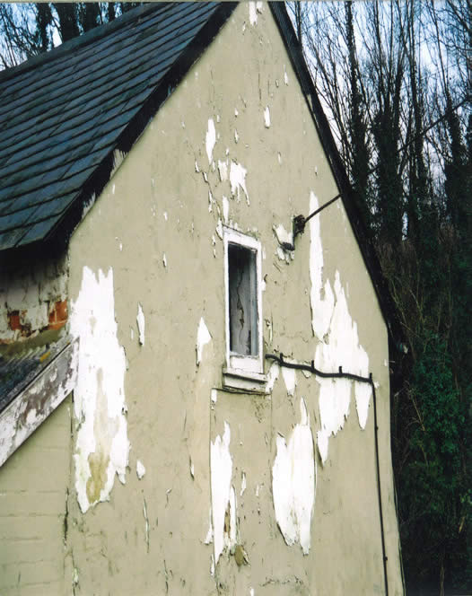 Figure 14(a): Traditional solid walls can suffer from dampness and deterioration where inappropriate impermeable finishes are used such as plastic based paints.