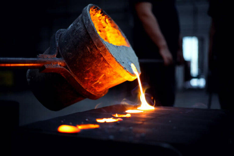 Casting_ pouring molten iron