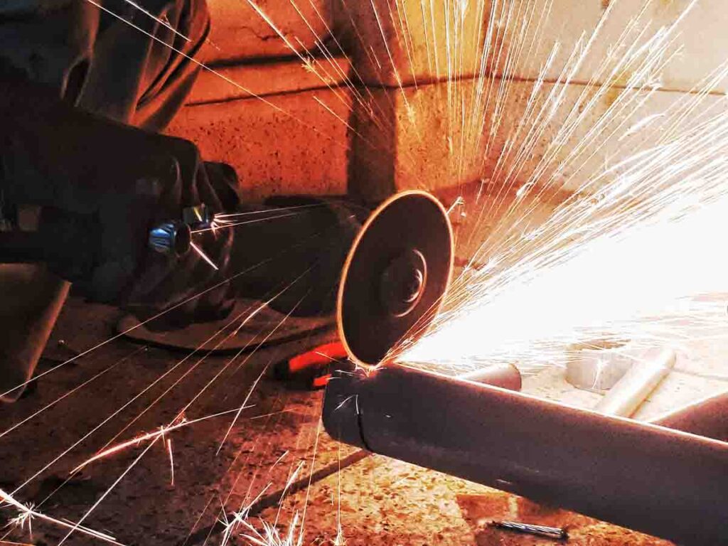 Cutting-cast-iron-pipe-and-guttering_angle-grinder