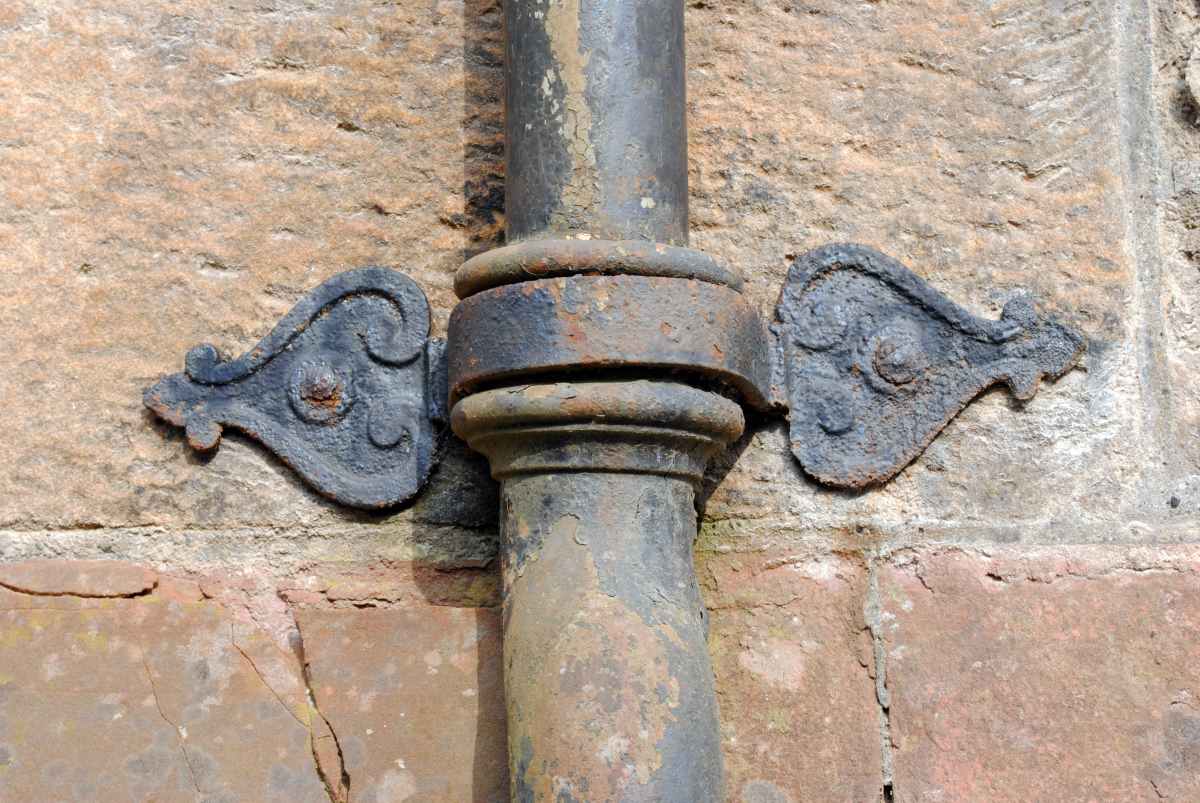 cast-iron-round-downpipes_Scotland_ornamental-earbands