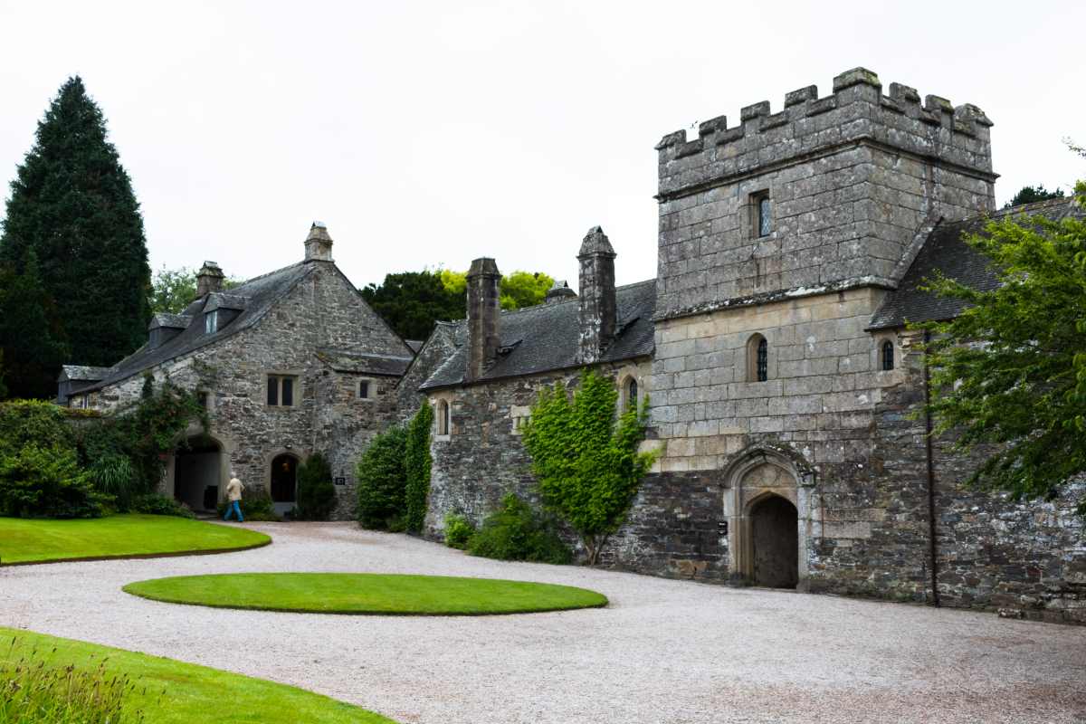 Cornwall_Listed-Buildings_Cast-Iron-Downpipes