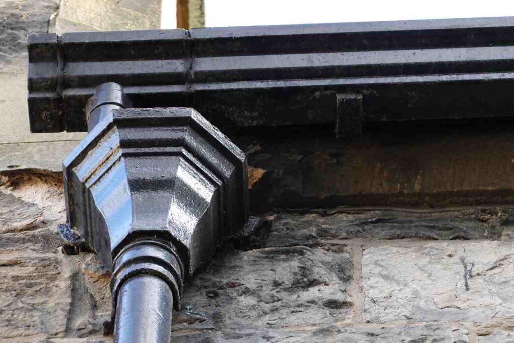 Regent-cast-iron-leader-head-and-moulded-cast-iron-gutter