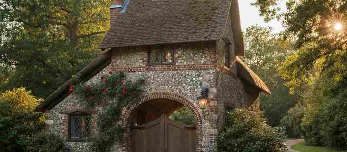 Listed-building-repairs_New-Forest_Hampshire_cast-iron-guttering