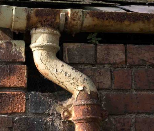 Rusty-cast-iron-gutter-and-pipe_how-to-repair-cast-iron-guttering